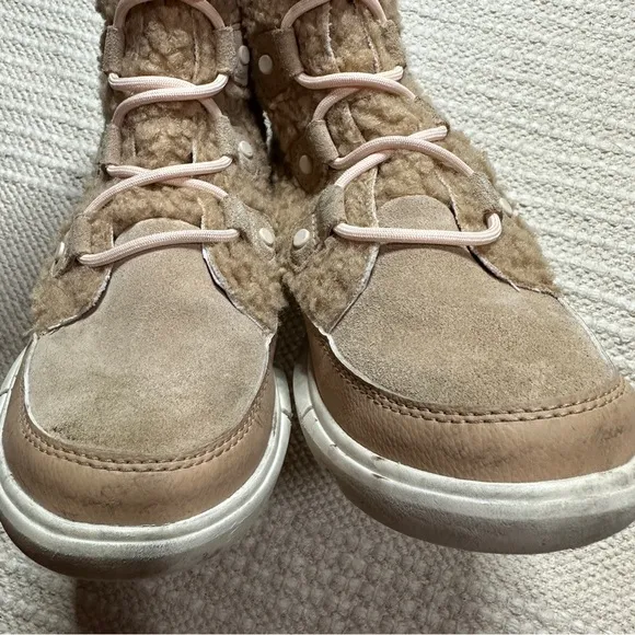 SOREL girls' tan Youth Explorer Cozy Canoe sherpa lace up boots 4