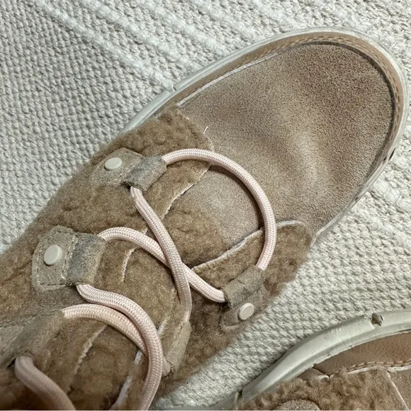 SOREL girls' tan Youth Explorer Cozy Canoe sherpa lace up boots 4