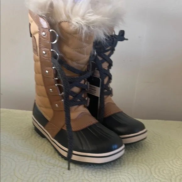 Sorel Tan and Black Lace-Up Boots with Fur Lining