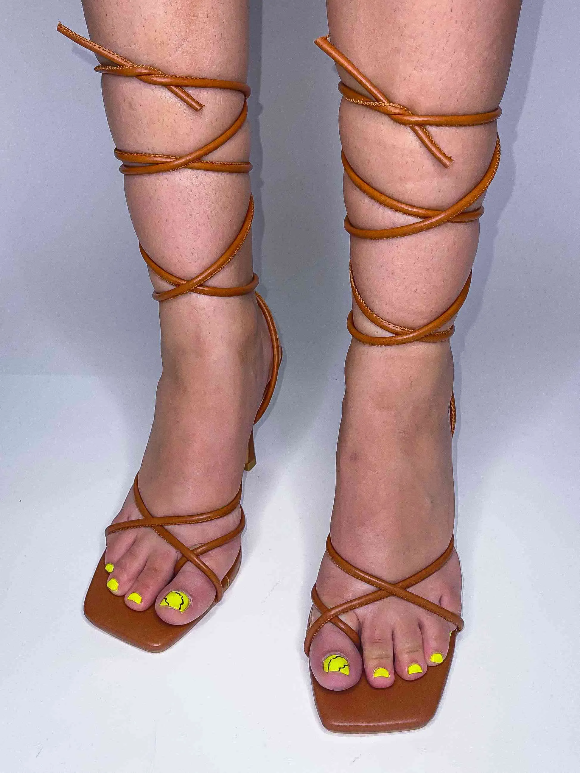 Square Toe, tie the Ankle