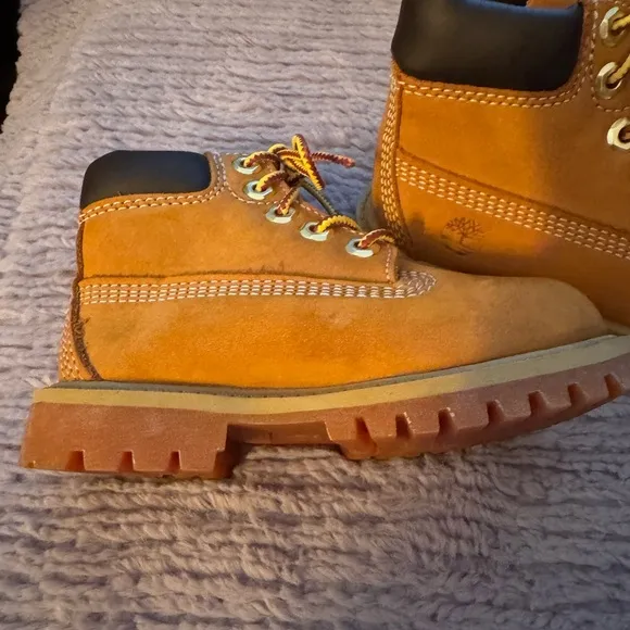 Timberland kids size medium 7  leather cold weather waterproof combat boots