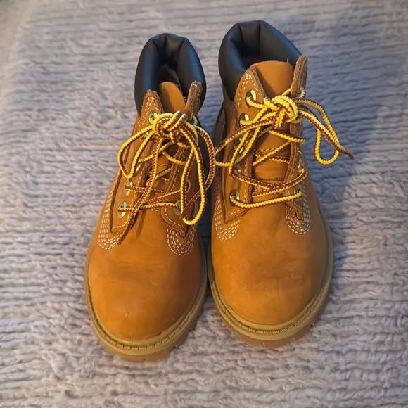 Timberland kids size medium 7  leather cold weather waterproof combat boots