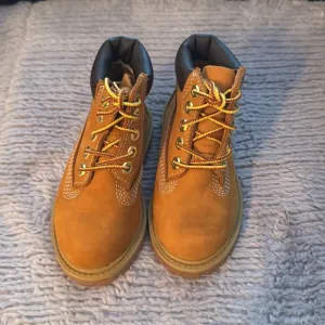 Timberland kids size medium 7  leather cold weather waterproof combat boots